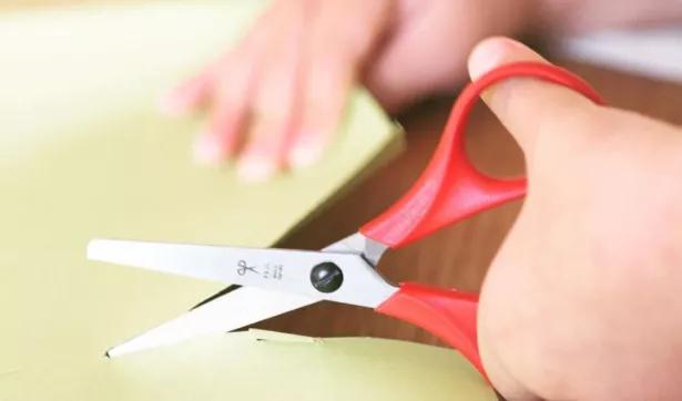 都说左撇子娃儿聪明是不是真的,为什么都说左撇子的人聪明