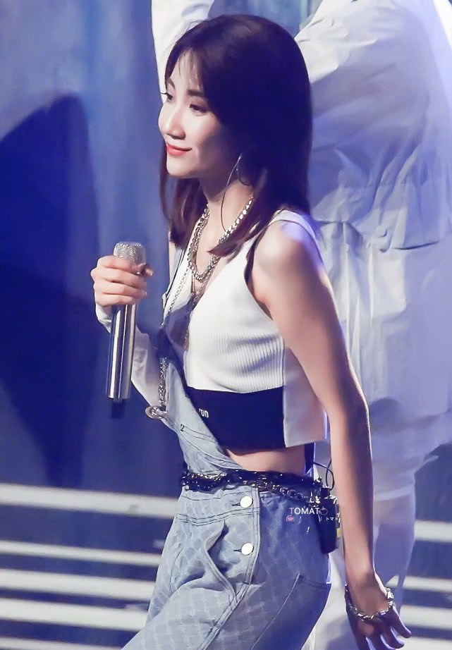 乃万吊带背心配牛仔裤,乃万篮球背心穿搭