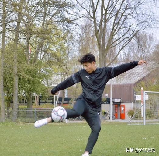 中国足球小将惊艳日本,18岁中国的足球小帅哥