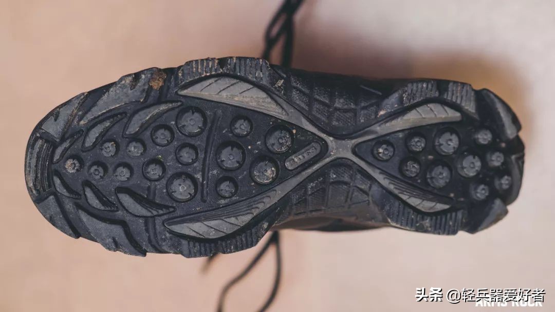 穿什么鞋更好的保护脚,军靴既能透气又能防水吗