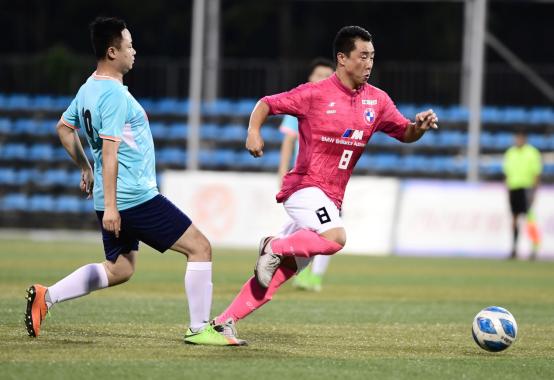 华晨宝马第一名,足球联赛榜首之战