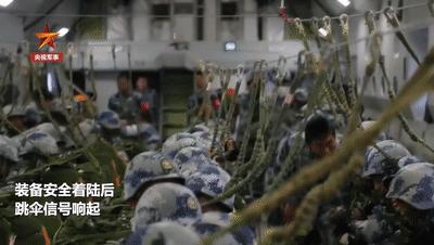 我军空降兵跳伞视频,解放军空降兵大规模跳伞