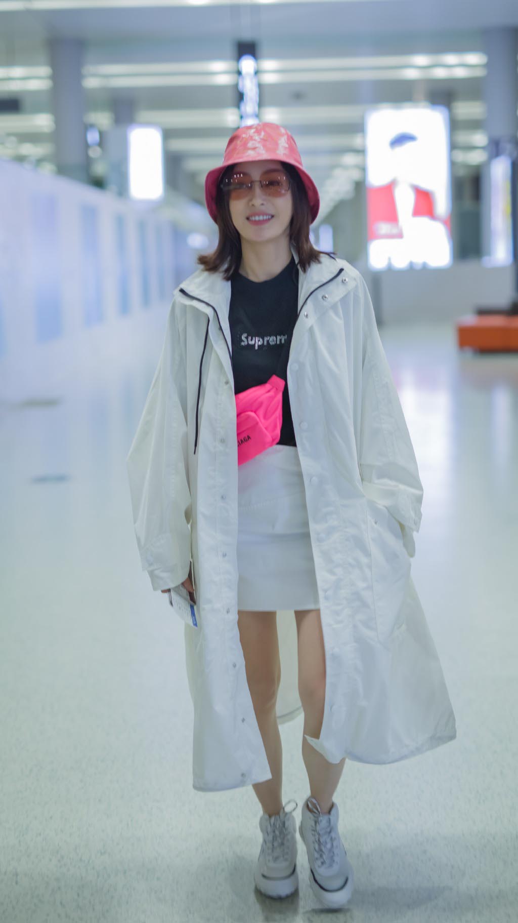 秦岚真会穿,黑白撞色的衣服配上玫红色包包,瞬间就变洋气了