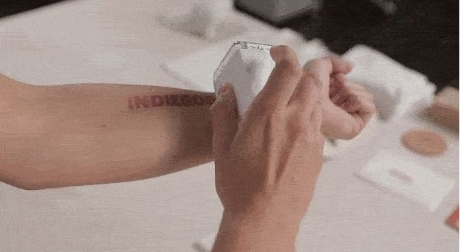 单手可以掌握的全彩打印机，机身仅重110g，还能印二维码、条形码