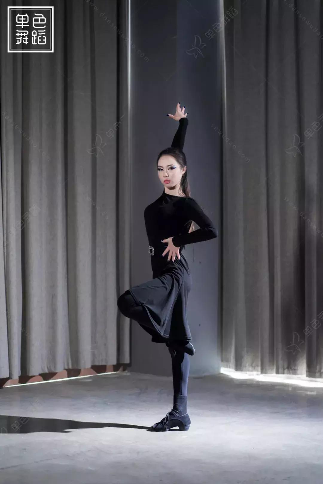 拉丁舞桑巴基本步放慢动作,初学拉丁舞基本步法动作分解