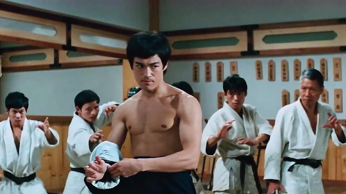 传奇巨星李小龙的死亡之谜,李小龙传奇死亡前兆