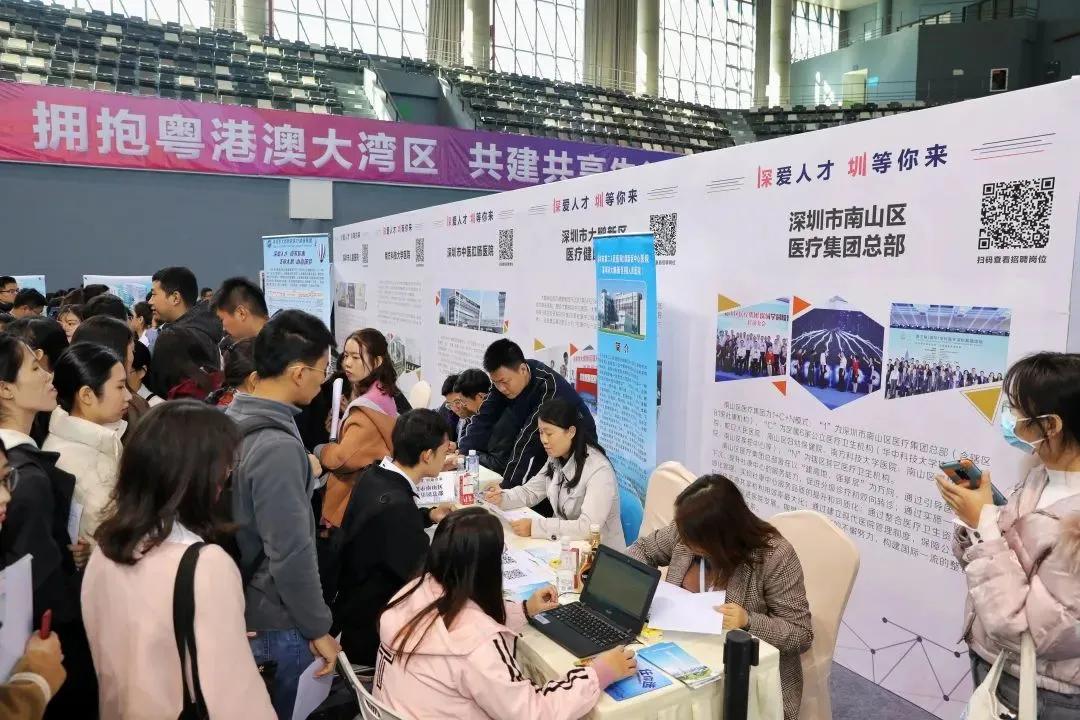 把医生捧上“天”的深圳,又放史上最大招医令:7734人!