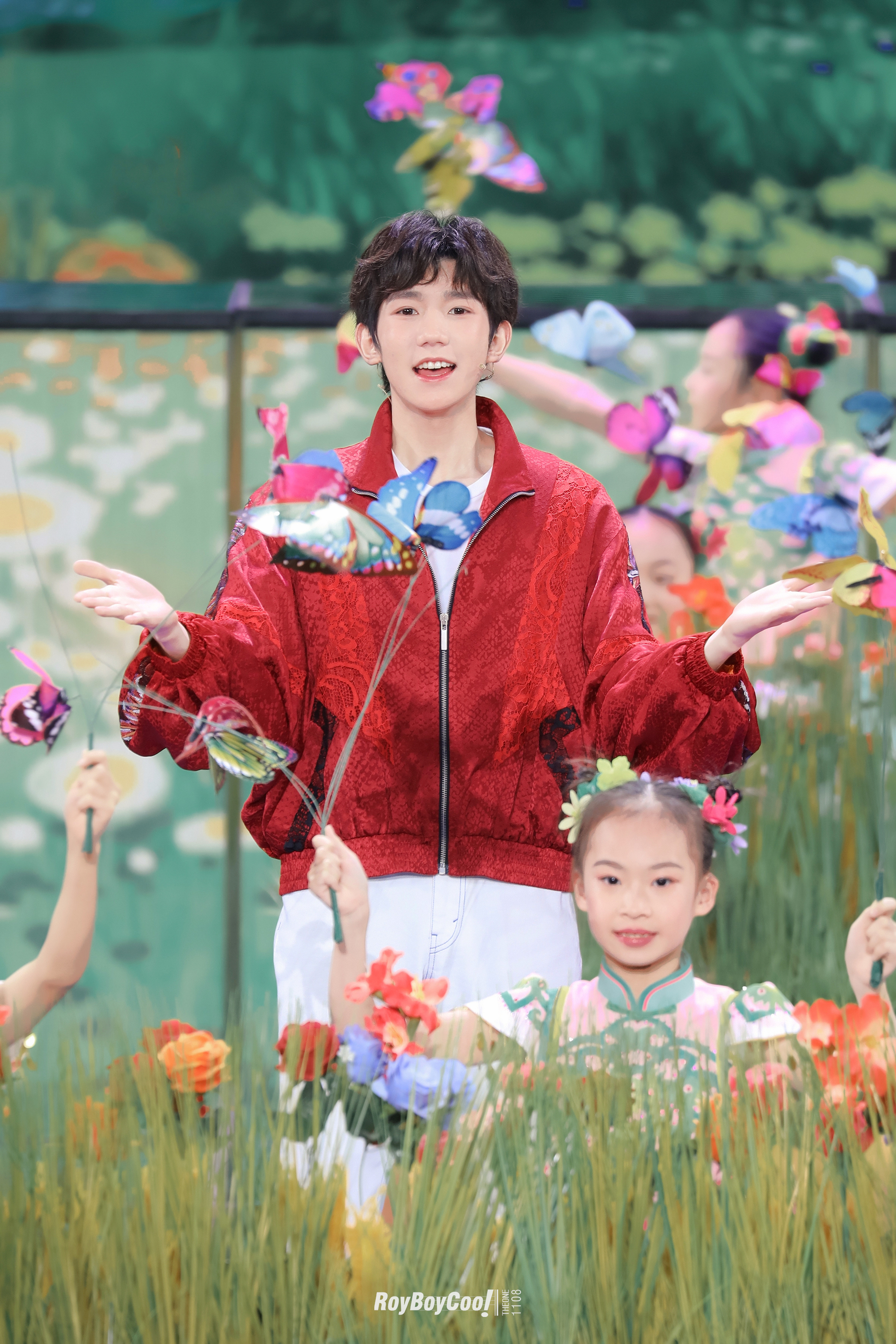 王源在春晚采访上说的话,王源和月亮姐姐上春晚的节目视频