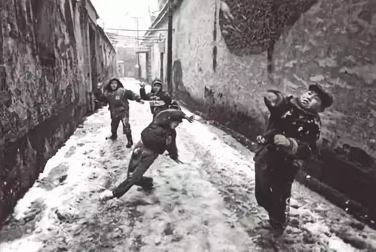 小时候没有暖气过冬视频,小时候没有空调的夏天都怎么过