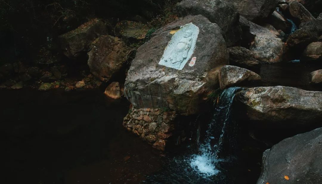 十大悬崖玻璃栈道景点,有瀑布有山还有玻璃栈道的景区