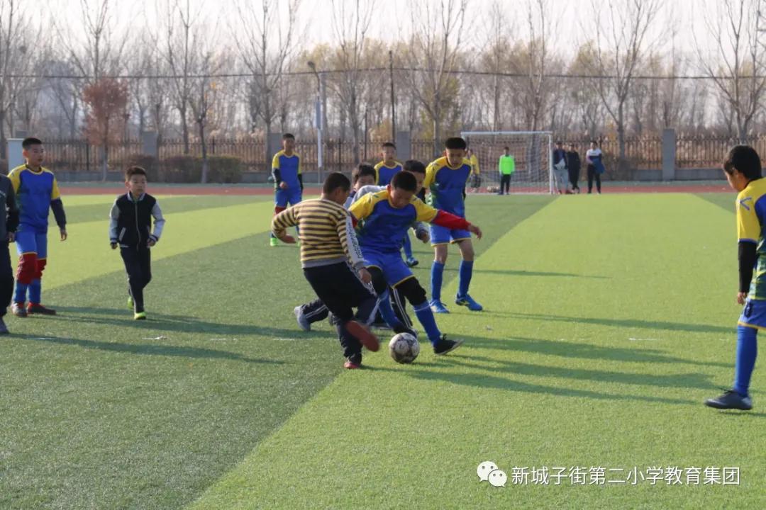 足球竞技快乐共享——街二小在区“中小学生足球赛”中荣获亚军