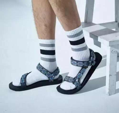 一辈子没钱没工作居无定所，却有500多个数学家愿意养他