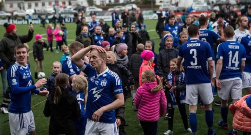 武磊西甲第一个合同,武磊签中国签名