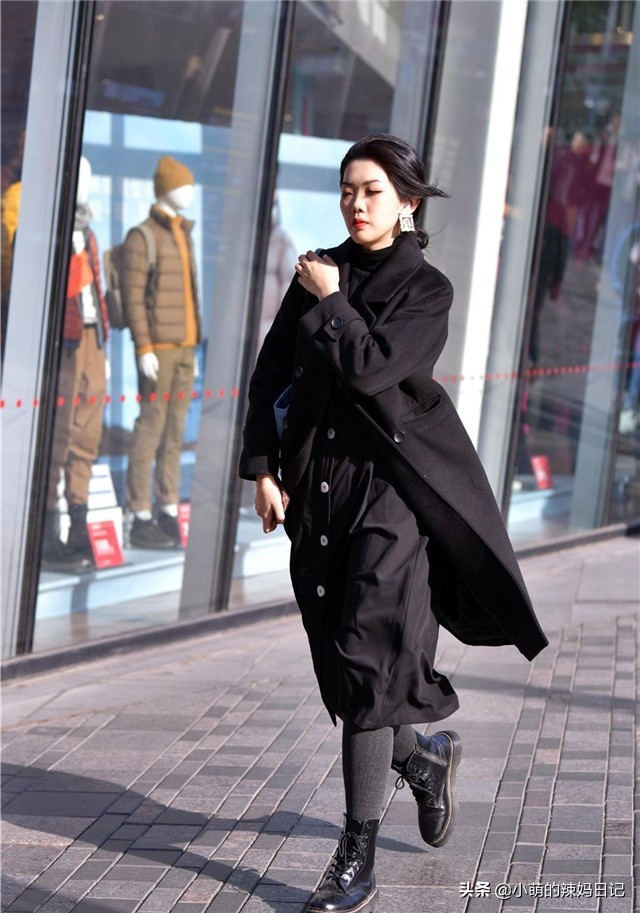 马丁靴搭配连帽风衣,冬天穿风衣千万别配两种裤子