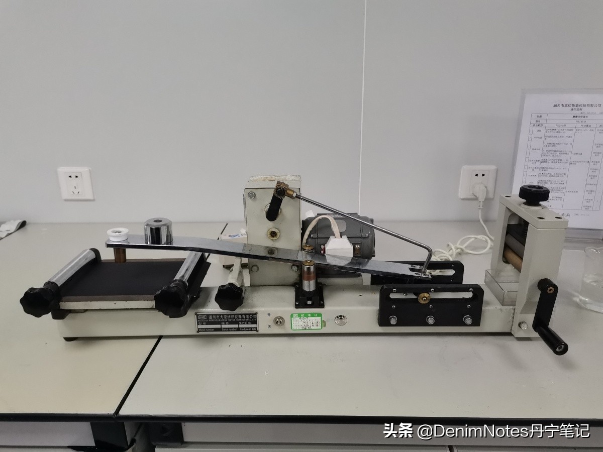 牛仔裤掉色怎么都洗不干净,褪色牛仔裤怎么才能不掉色