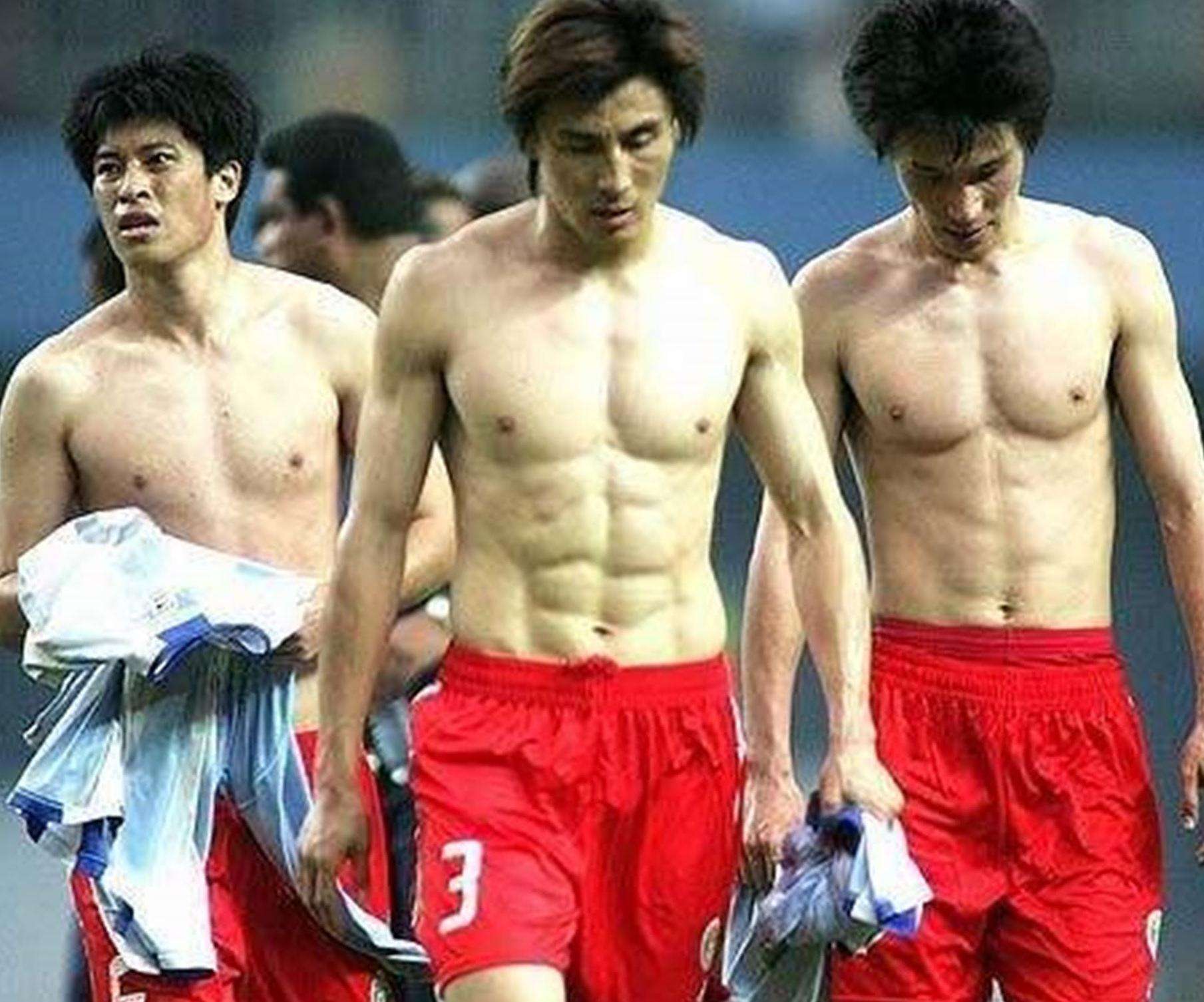 武磊上演“逆天”一幕惊呆全场,武磊重回首发凌空斩破球荒