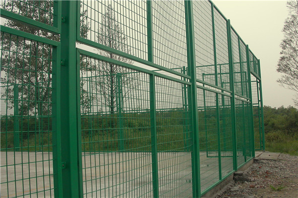 球场围网体育场护栏施工现场视频,体育场围网安装教学