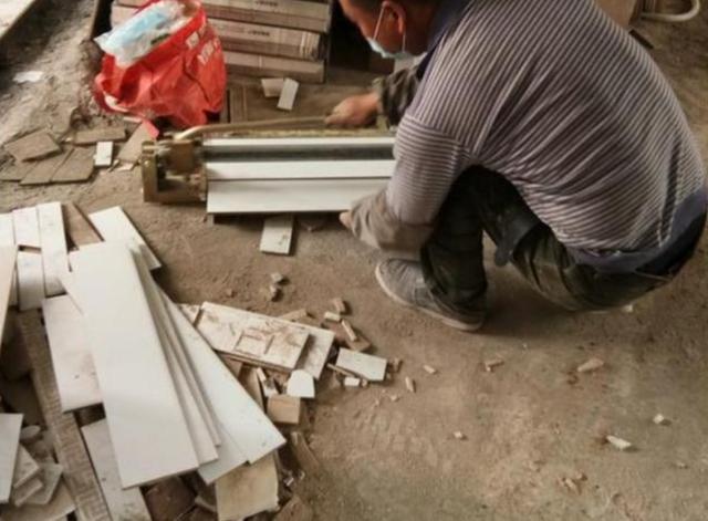 刚铺完瓷砖业主走了,铺好地砖后业主说颜色不好看