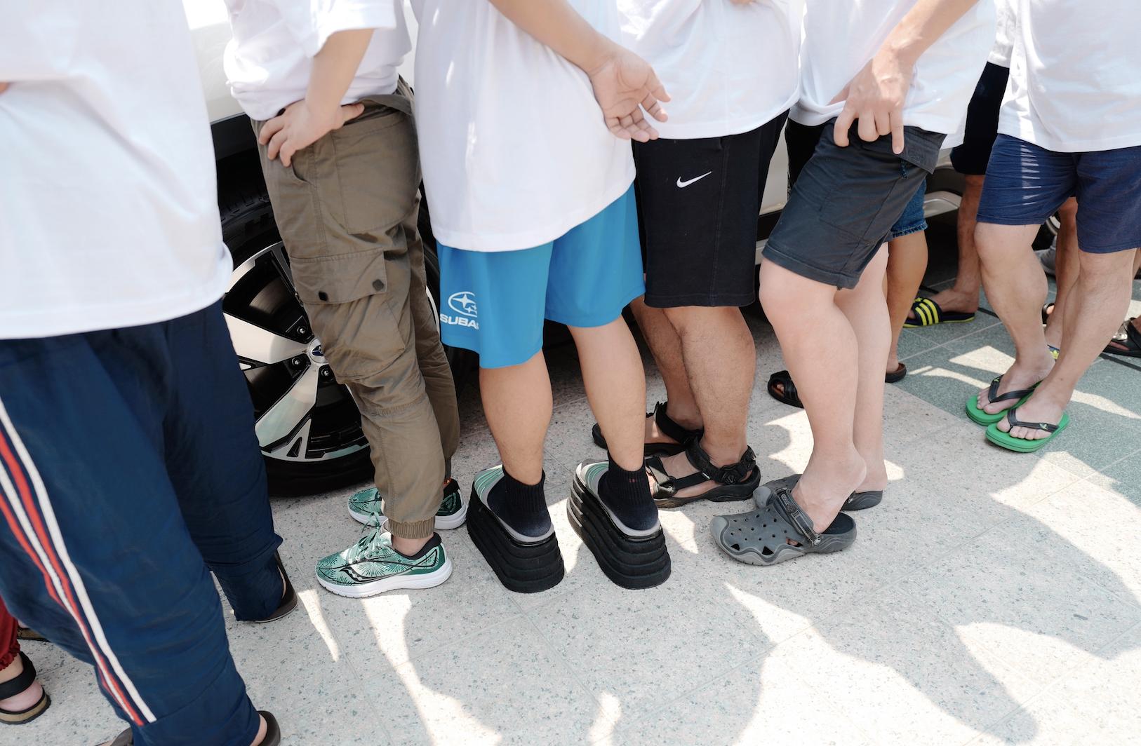 这个人把手摸在车上超过3天3夜赢了一辆车你觉得你行不？