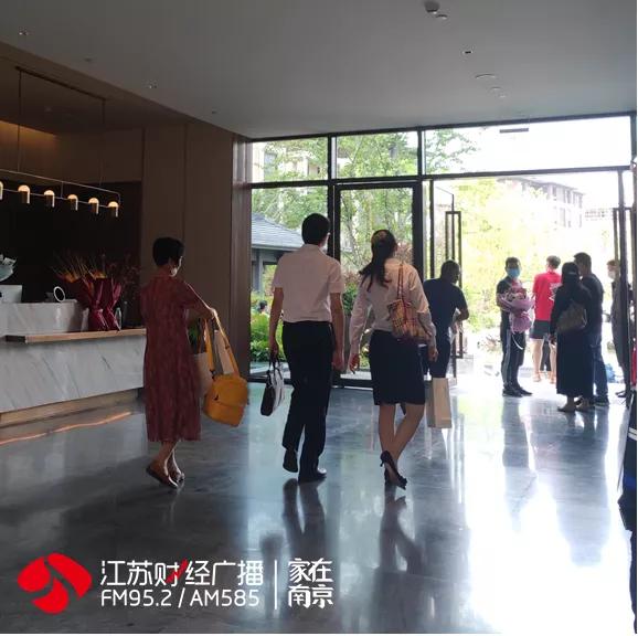城南绿城云栖*瑰园玫**今日开盘,有人现场被劝“不要买这里!”