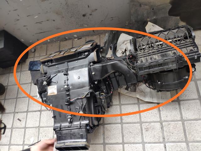 奔驰r350发动机后部漏水维修案例,奔驰r350最外侧水箱怎么拆解