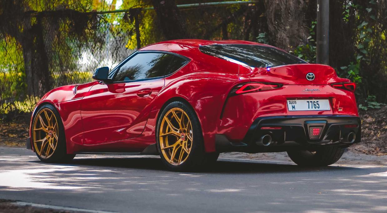 丰田SUPRA搭配金色沃森车轮：看起来很有*伤杀**力