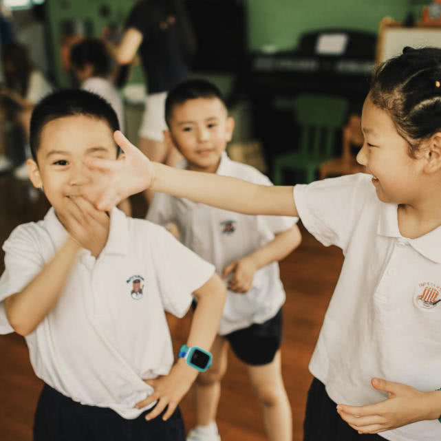 摄影师镜头里的幼儿园小朋友,摄影师给幼儿园小朋友拍照