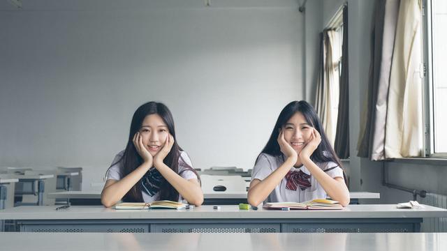 家长把孩子交到我们手上,家长把小孩捧在手心里