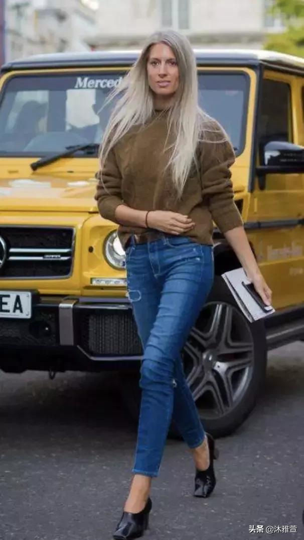 穿红色衣服红色鞋子,红色芭蕾单鞋配牛仔裤