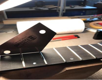 怎么更换吉他弦视频,民谣吉他换品丝需要都更换吗