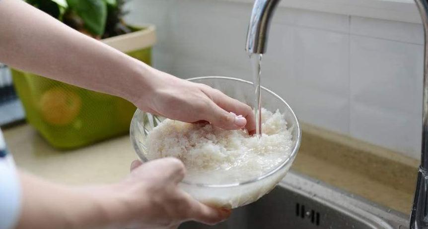 绿萝通用肥可以化成水来浇花吗,绿萝浇什么水施什么肥长得油绿