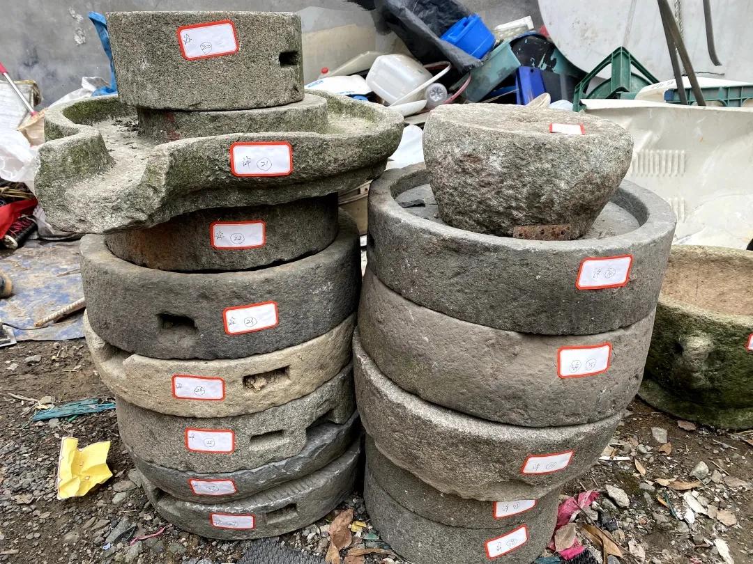 杭州5名男子偷石头,男子连偷12个井盖卖500