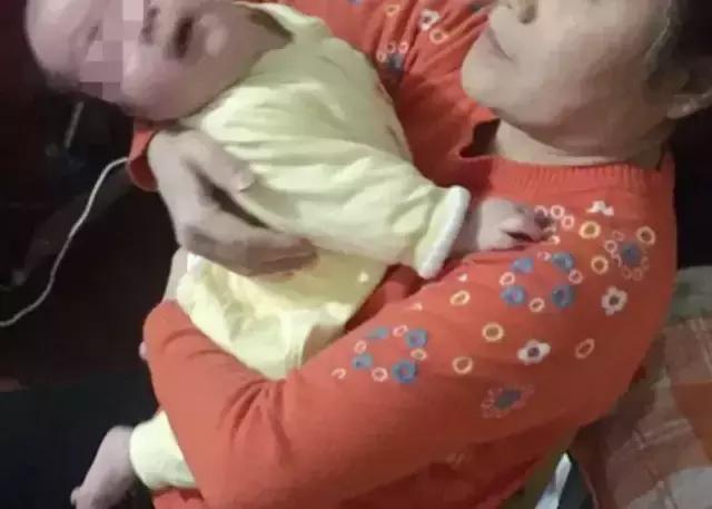 宝宝一直打挺后仰哭闹怎么回事,脑瘫儿站立总是后仰打挺