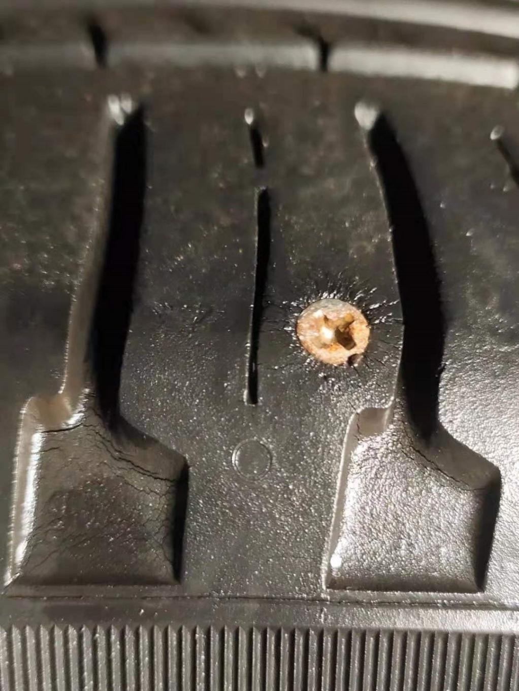 轮胎扎了个洞怎么补,轮胎边扎了钉补一下能用不