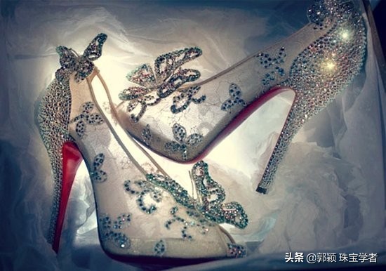 出现在各种装饰物中BlingBling的“水钻”到底是什么？水晶or钻石？