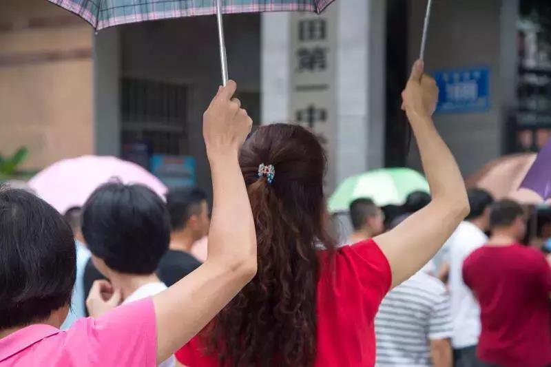 考完啦！莆田考场外上演“00”后深情告白！这些场景都太美~~