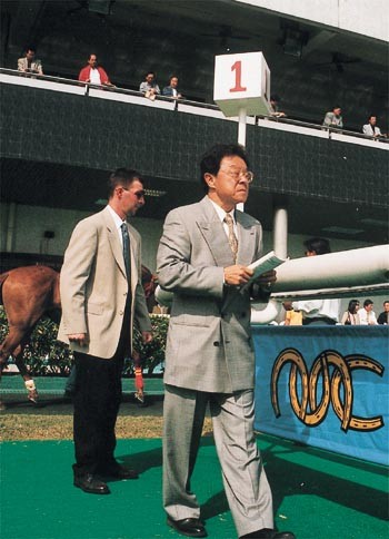 香港5位叔辈明星，本职比演戏更传奇，其中2人各有4个老婆