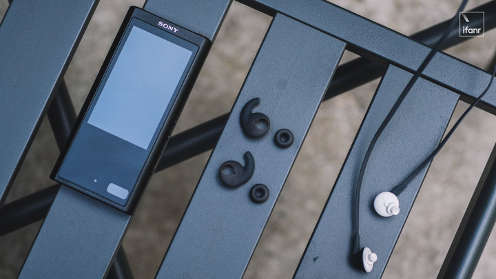 阿迪达斯头戴式运动耳机有降噪吗,阿迪达斯半入耳耳机