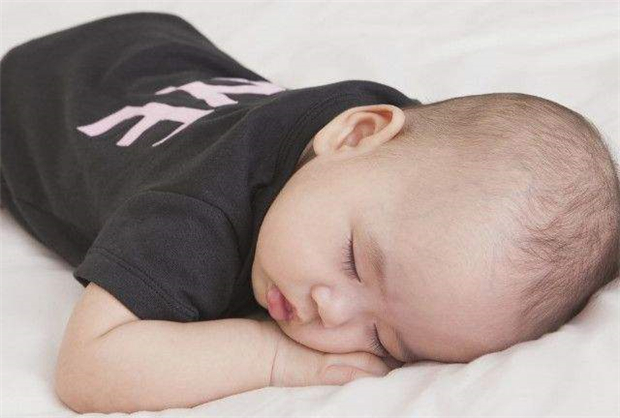 宝宝白天哄睡难,易哭闹,“并觉期”来临,宝妈可以尝试这样做