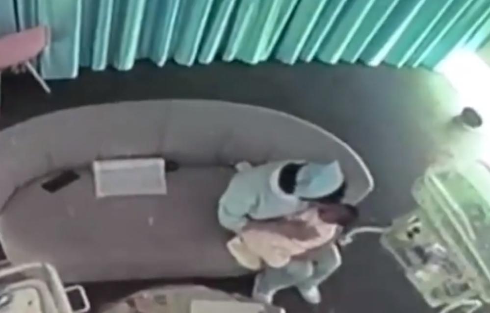 月子中心月嫂虐待新生儿,月子中心月嫂伤害小孩