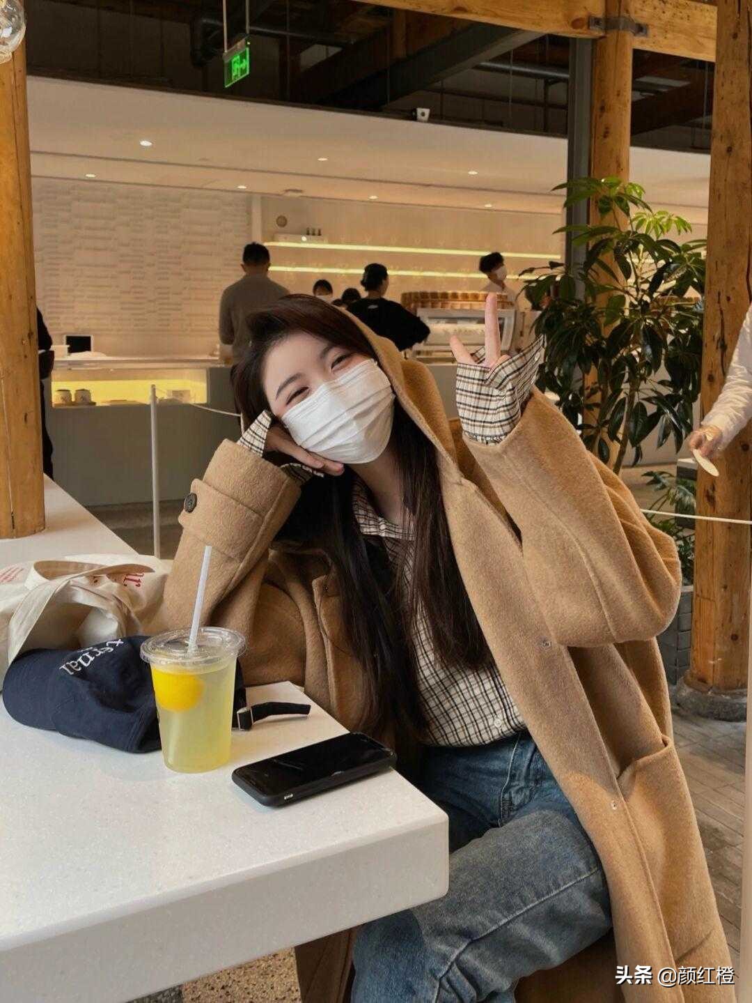 驼色长款大衣冬天怎么搭有女人味,冬季驼色大衣怎么搭配显年轻