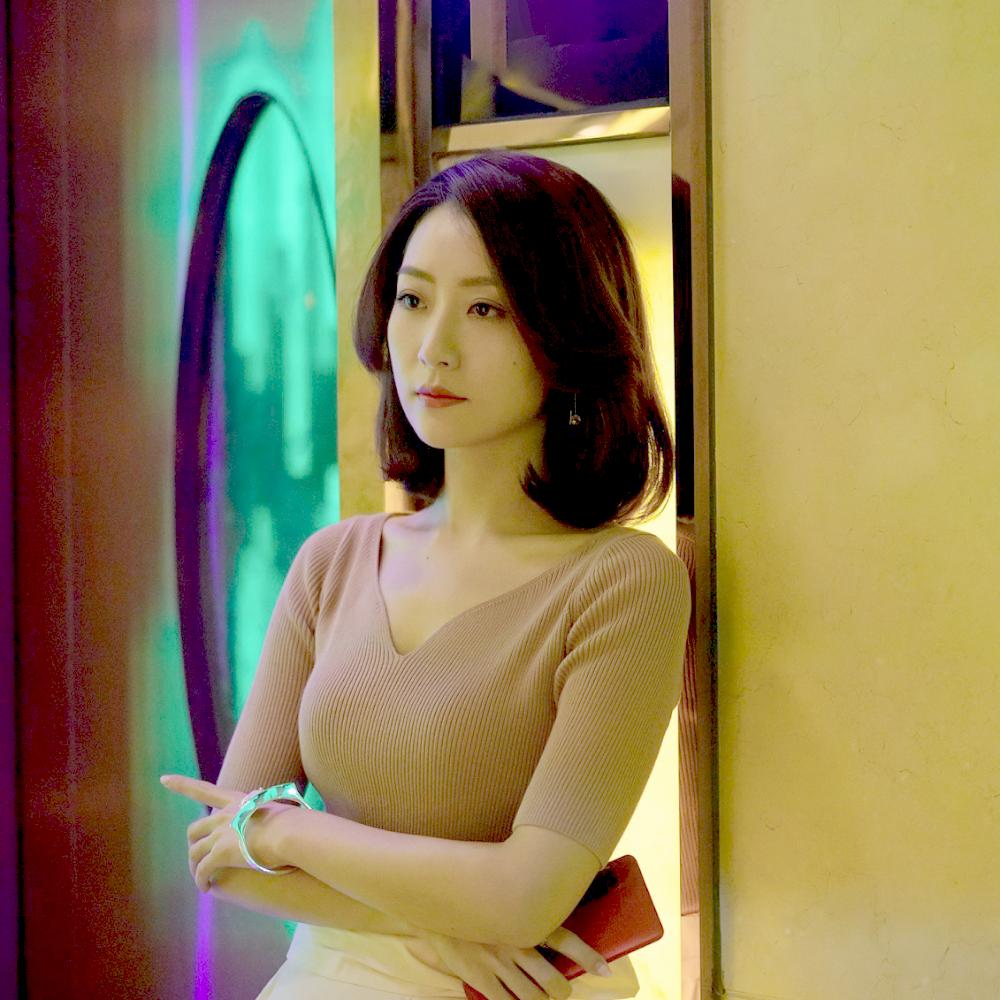 她是英皇在内地一姐,靠成龙力捧出演《神话》,礼服事件备受争议