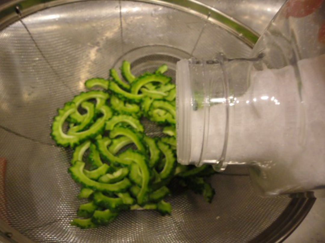 咸蛋煎苦瓜的做法窍门是什么,炒苦瓜味道不大怎么办