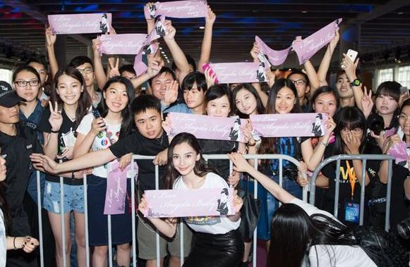 求婚迪丽热巴男子,神秘男子现场向迪丽热巴求婚