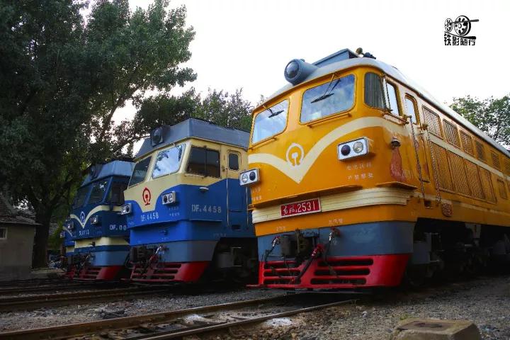 火车来了行人车辆请注意安全,行人车辆请注意火车就要来了