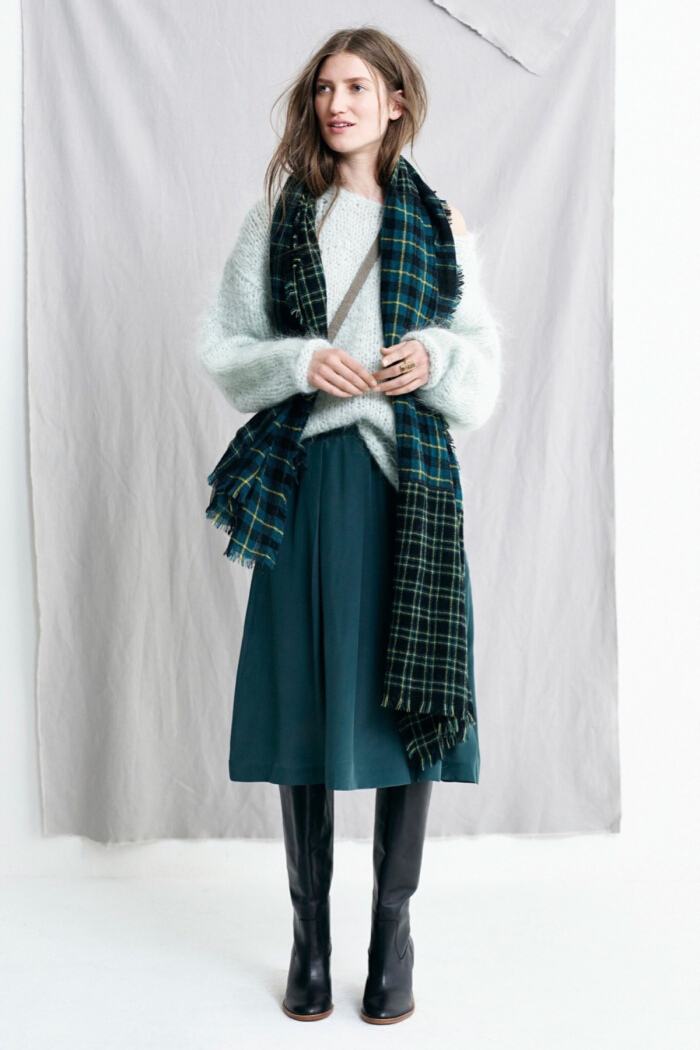 围巾怎样系秒变内搭,围巾自己织的怎么系