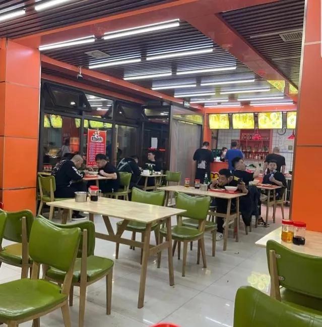 都说他家在沈阳能与老四季旗鼓相当,隔街相对,到底谁家人气更旺