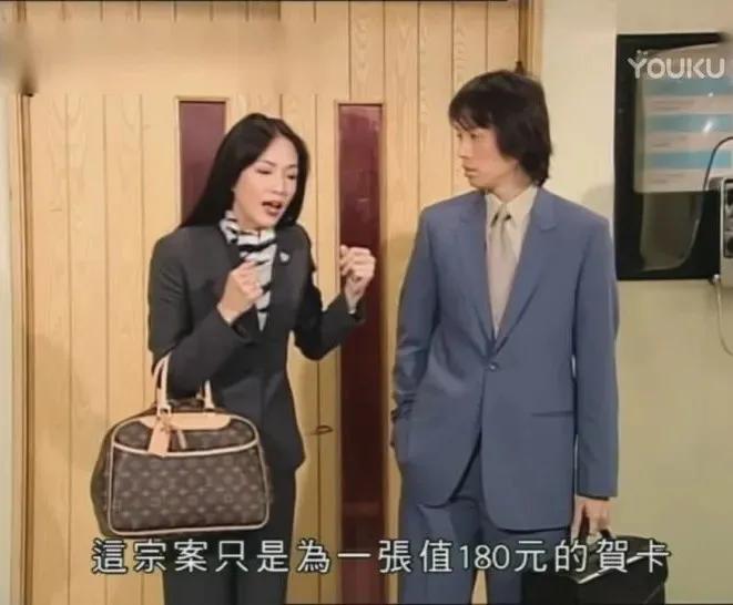 还记得2000年拿下黄子华的中环女律师MissMo穿过什么吗？