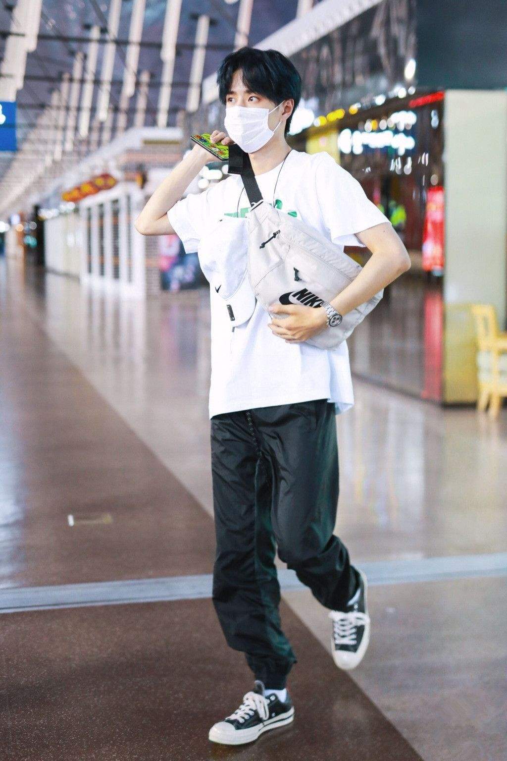 今年最火的斜挎腰包,腰包该怎么搭配