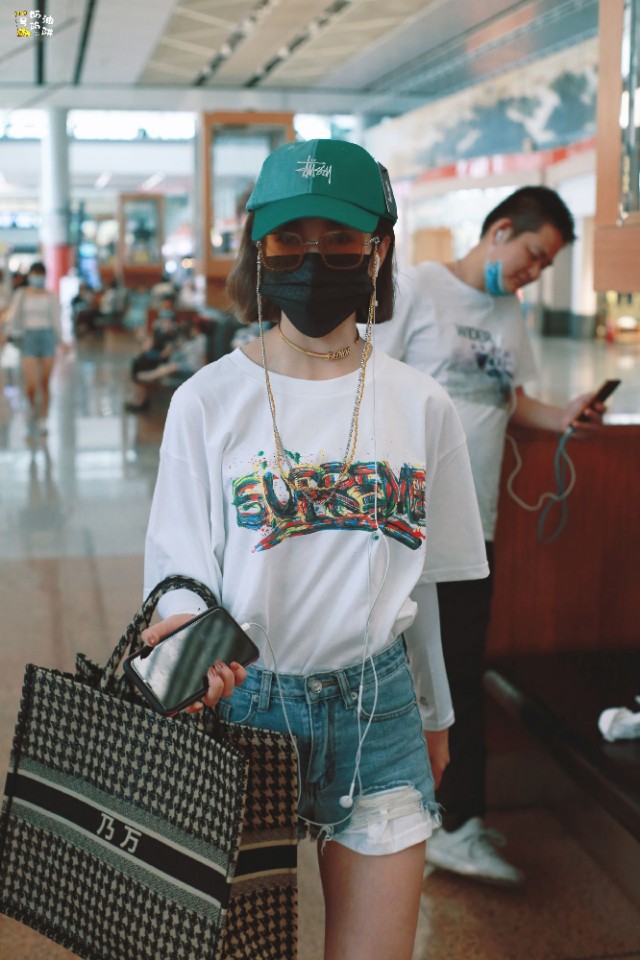 乃万惊艳的照片,乃万现身机场视频